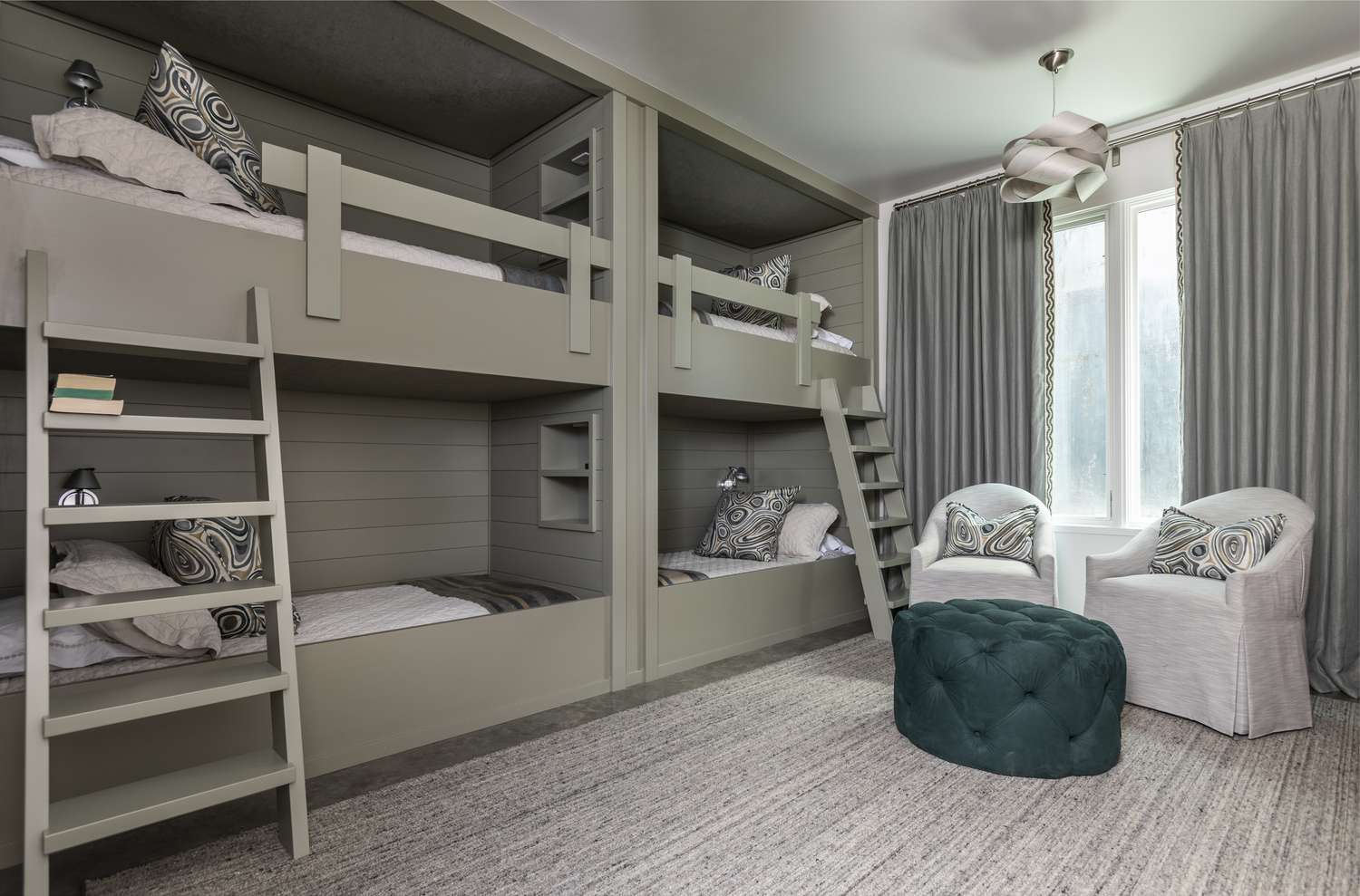 Graues Zimmer mit Etagenbetten