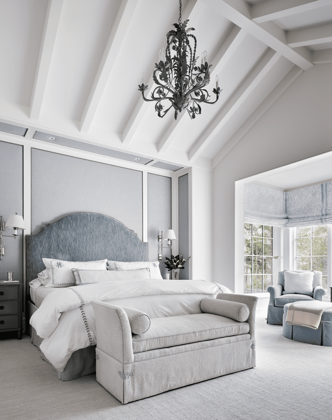 Hauptschlafzimmer mit grauen Wänden