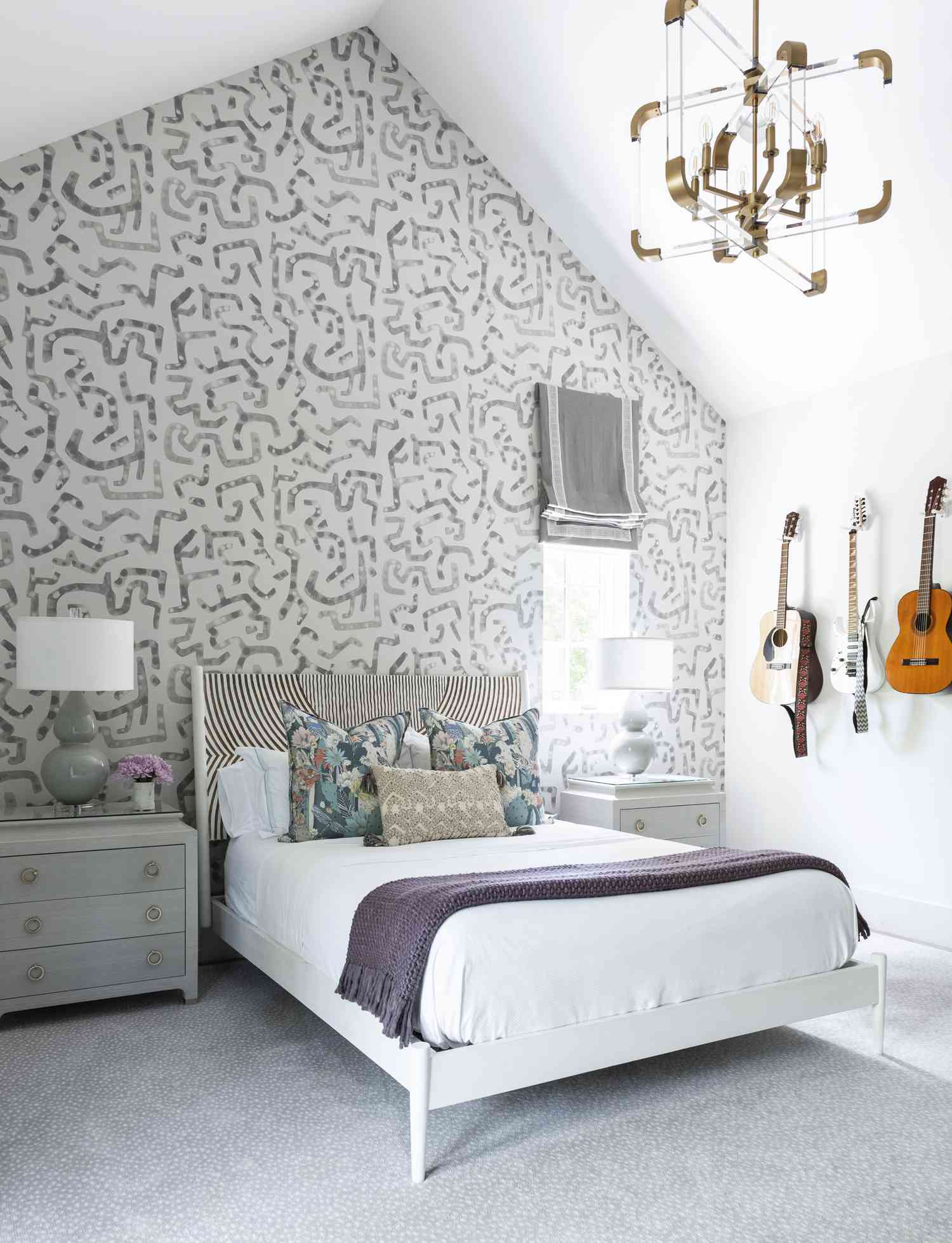 Graues Schlafzimmer mit Akzentwand