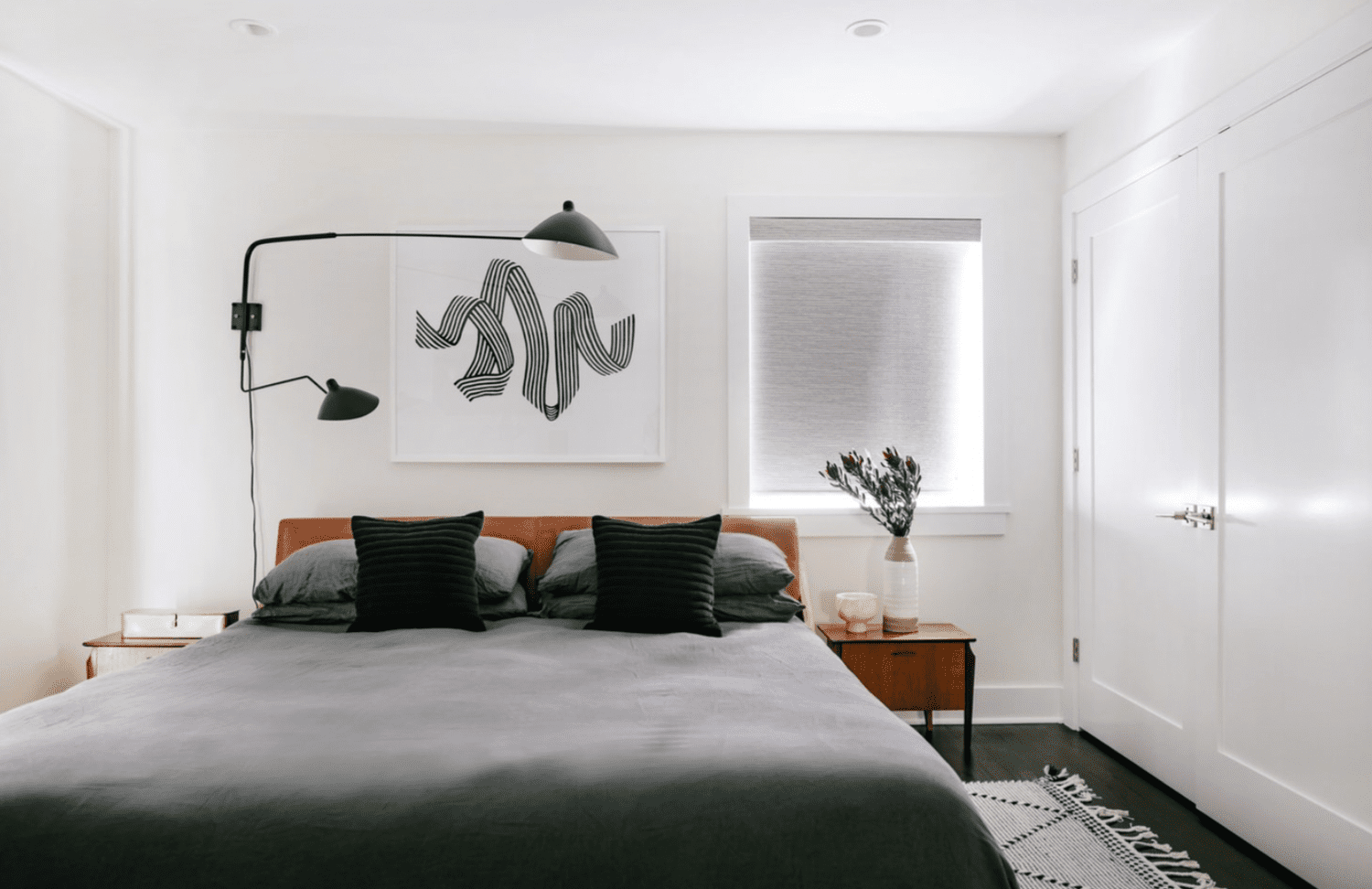 modernes graues Schlafzimmer aus der Mitte des Jahrhunderts