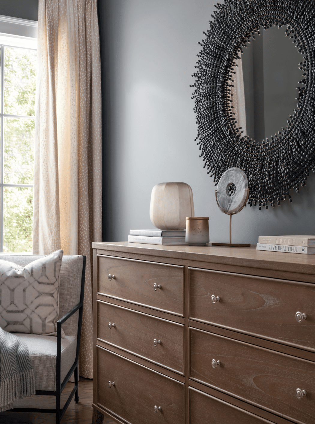 Schlafzimmer mit grauen Wänden und Spiegel