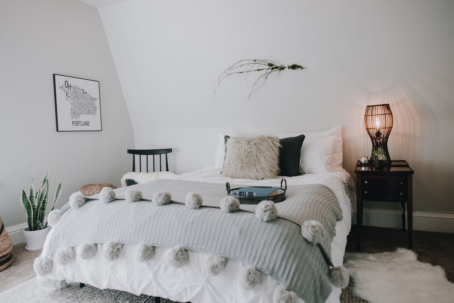 graue Akzentwand und Decke werfen