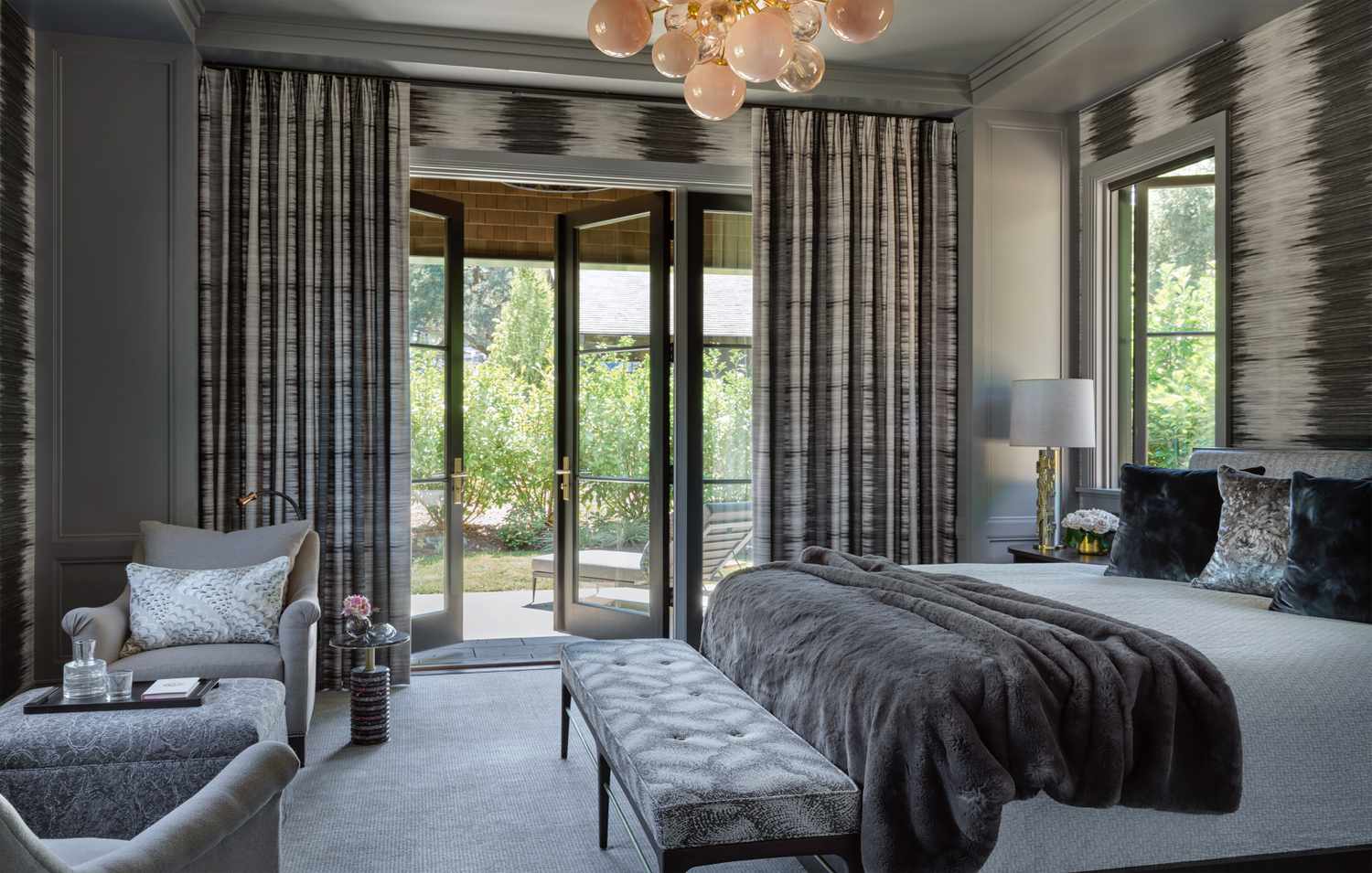 Graues Schlafzimmer mit gemischten Mustern