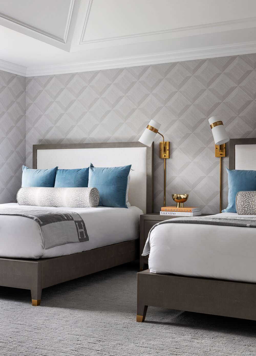 graues Schlafzimmer mit Tapete