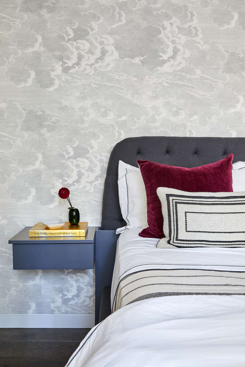Schlafzimmer mit grauer Wolke Tapete