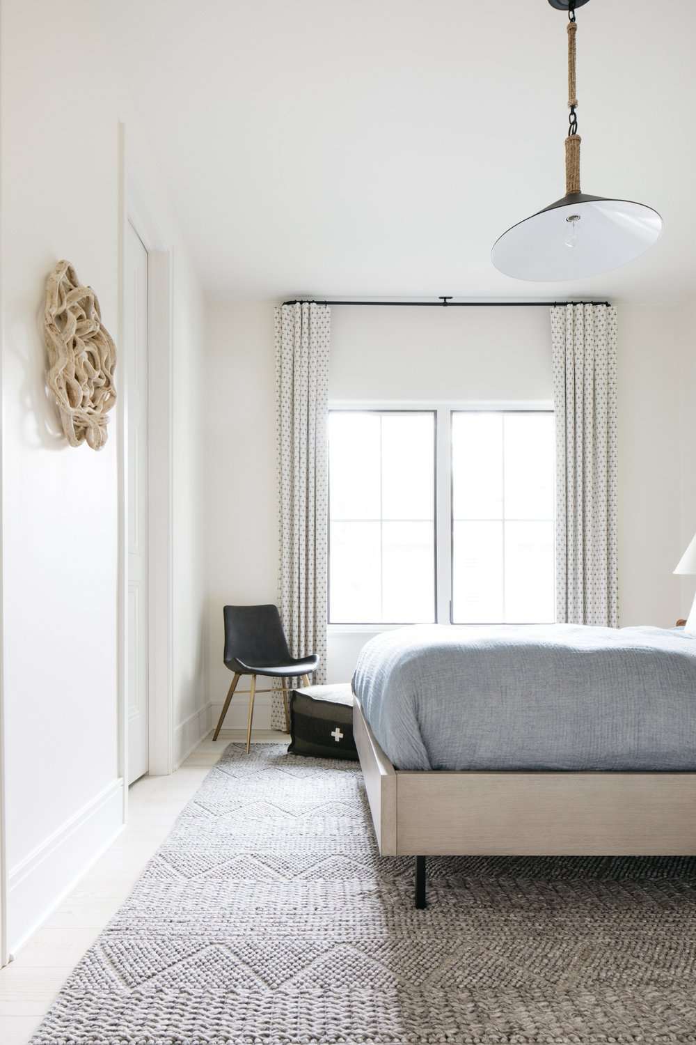 beruhigend und minimales graues Schlafzimmer