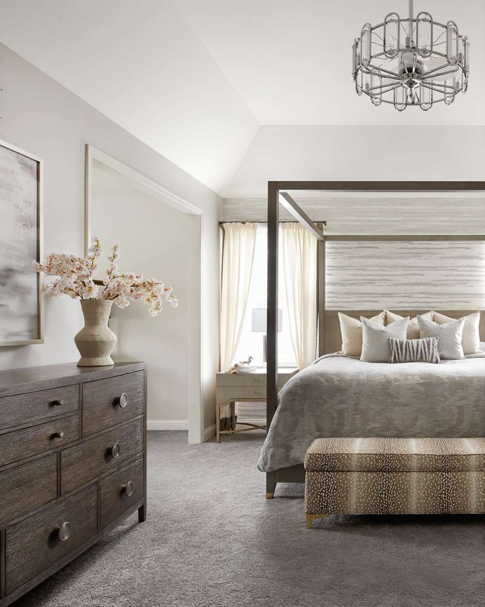 graues Schlafzimmer mit Teppichböden