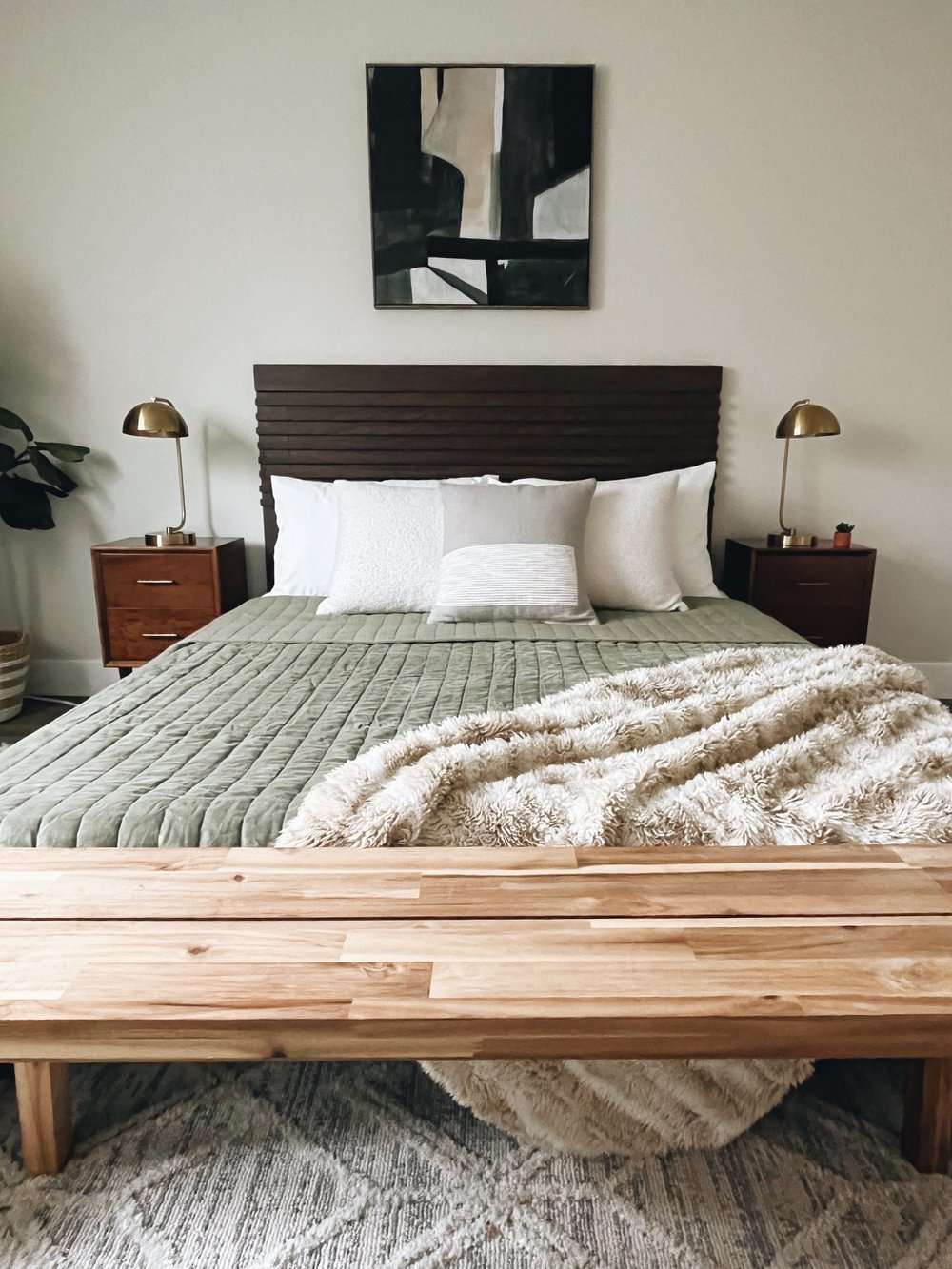 graue Bettdecke und Teppich im MCM -Schlafzimmer