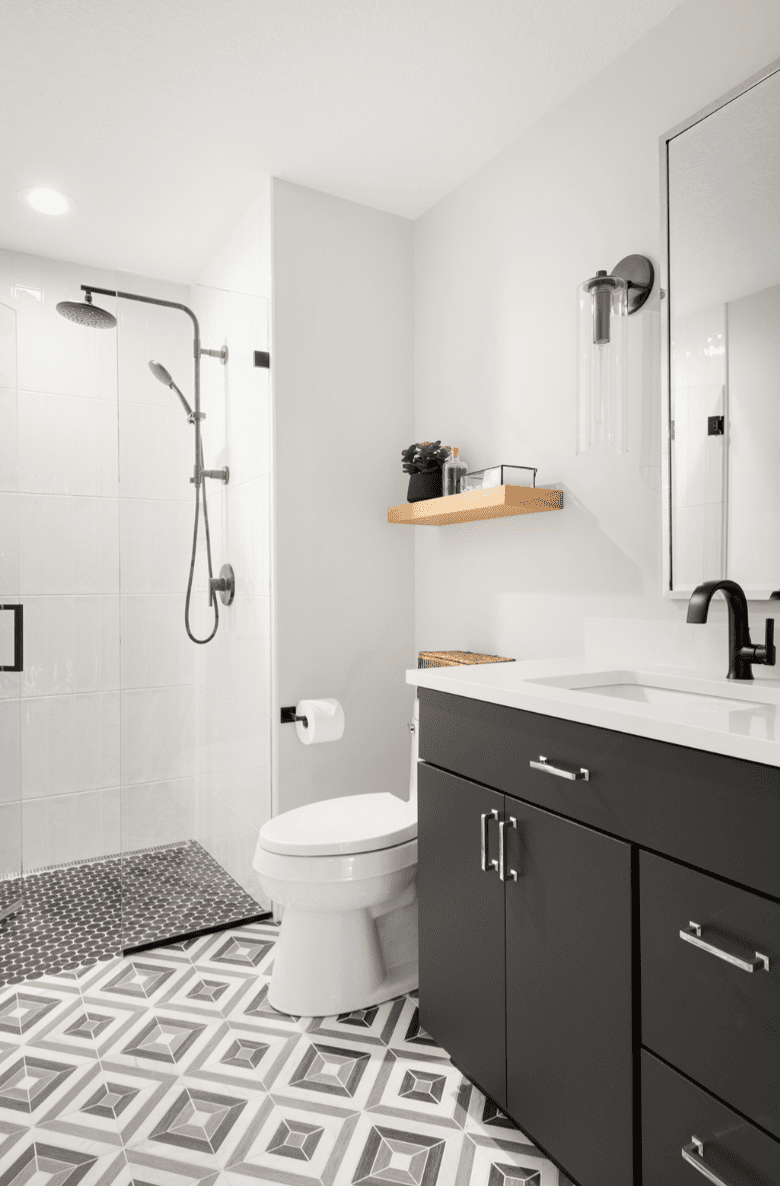 Schwarz -Weiß -Badezimmer