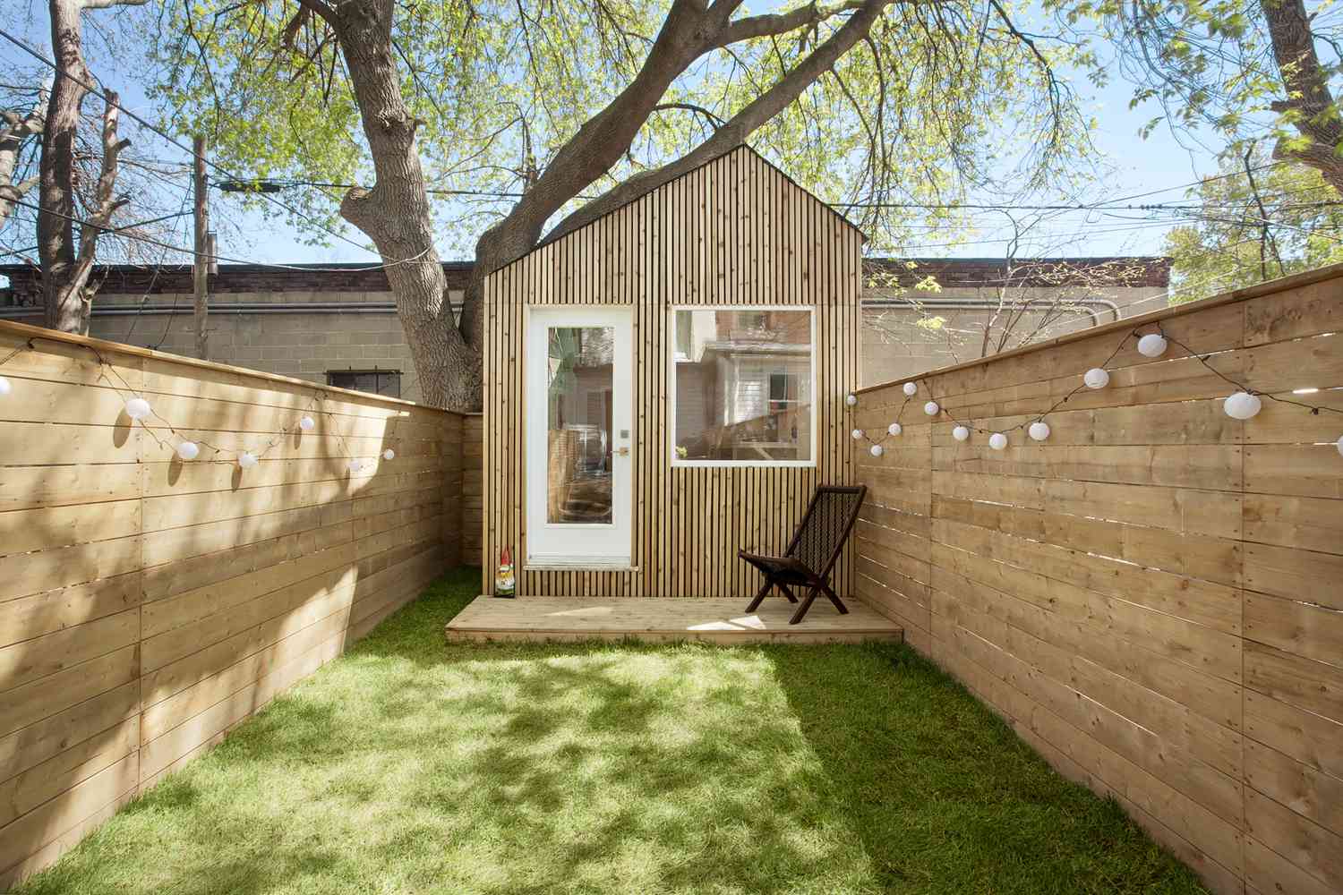 Modernes winziges Haus im Salzbox-Stil