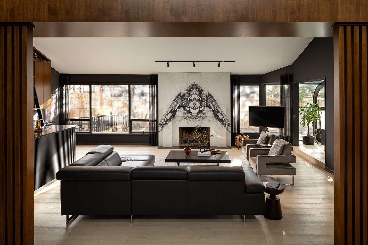 Was sind neutrale Farben? 6 Farbpaletten direkt von unseren Lieblingsdesigner 6 Neutral Schwarz -Weiß Wohnzimmer