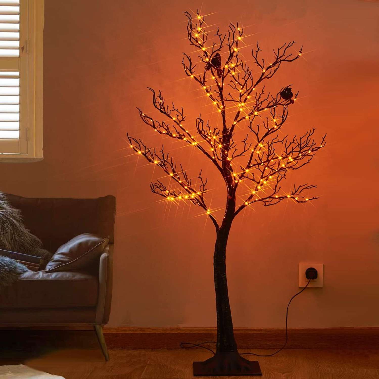 15 unterschätzte Amazon -Halloween -Dekorationen für Ihre Veranda, alle unter 50 US -Dollar 8 Ein künstlicher Halloween -Baum mit orangefarbenen LED -Leuchten