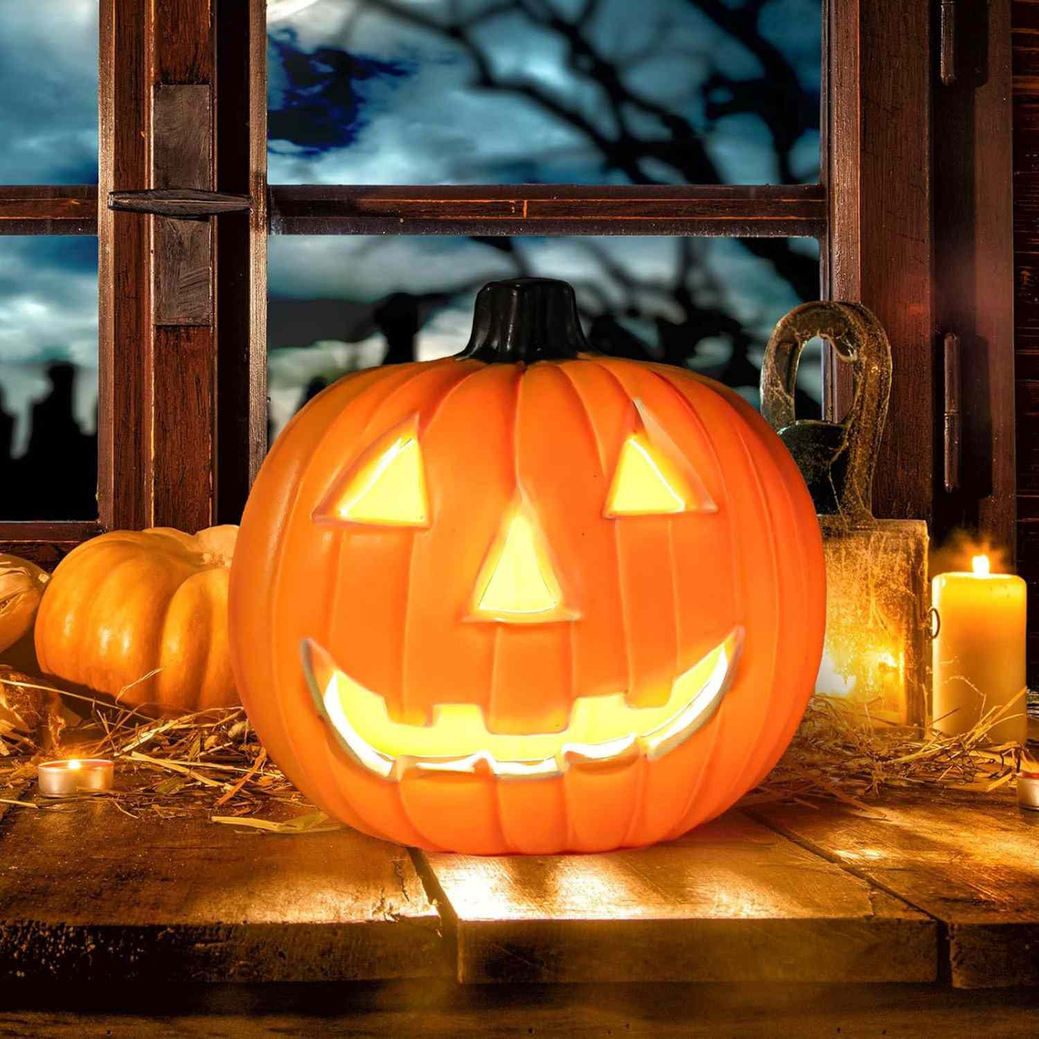 15 unterschätzte Amazon -Halloween -Dekorationen für Ihre Veranda, alle unter 50 US -Dollar 30 Eine künstliche Jack-O-Lantern in einer Bauernhause-Küche