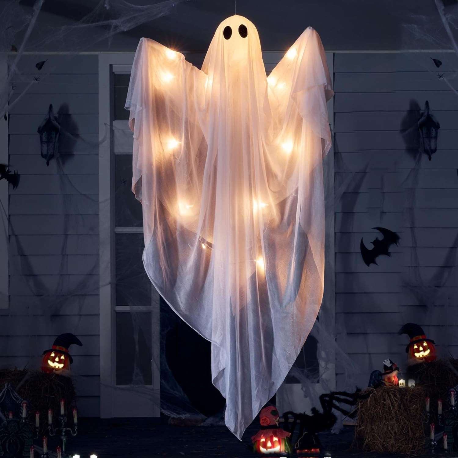 15 unterschätzte Amazon -Halloween -Dekorationen für Ihre Veranda, alle unter 50 US -Dollar 26 Ein klassischer Lichtgeist auf einer Veranda mit Halloween -Dekorationen