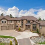 1738921755 Was ist ein McMansion Geschichte Eigenschaften und Kritik