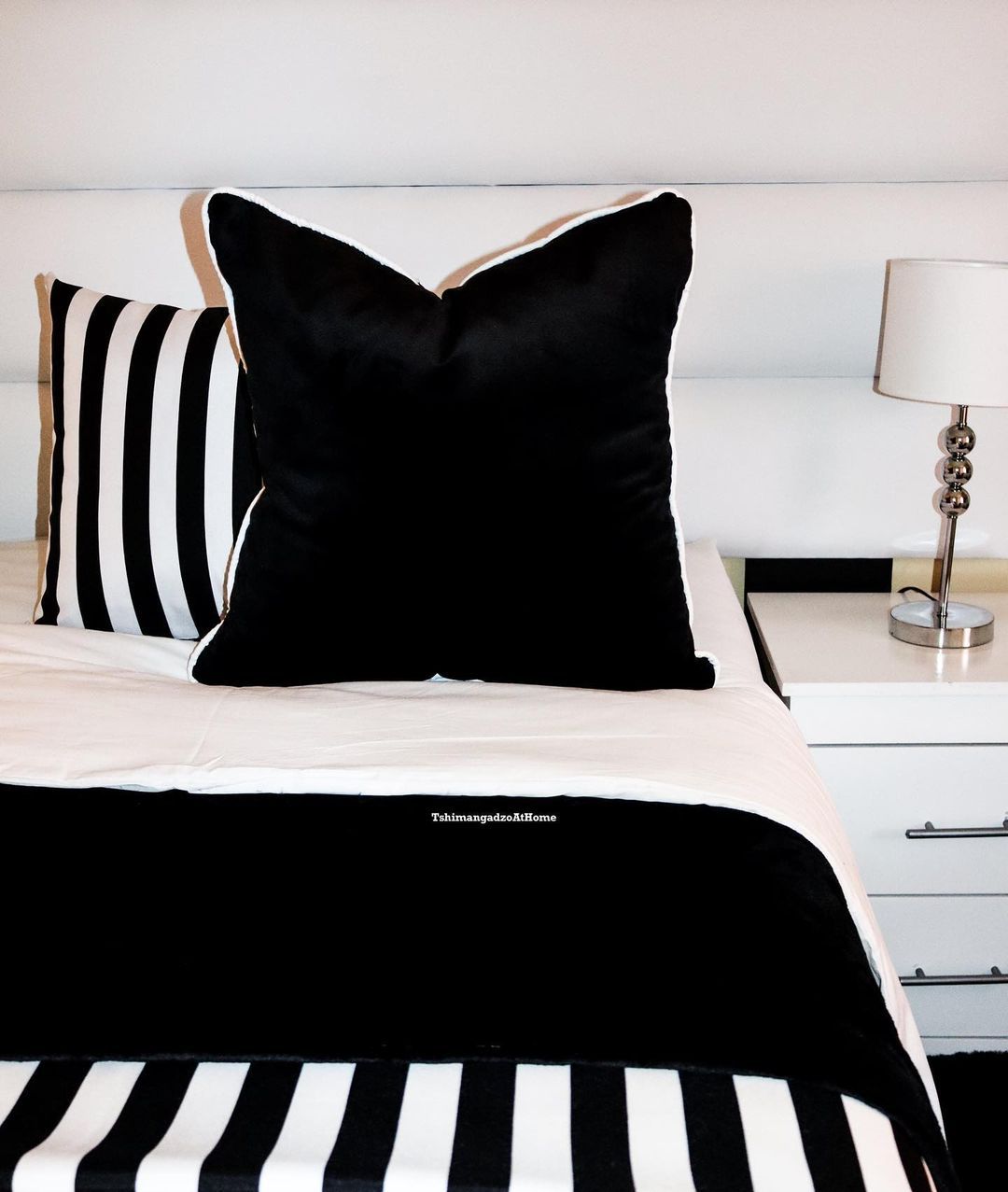 Schwarz -Weiß -Schlafzimmer mit Streifen