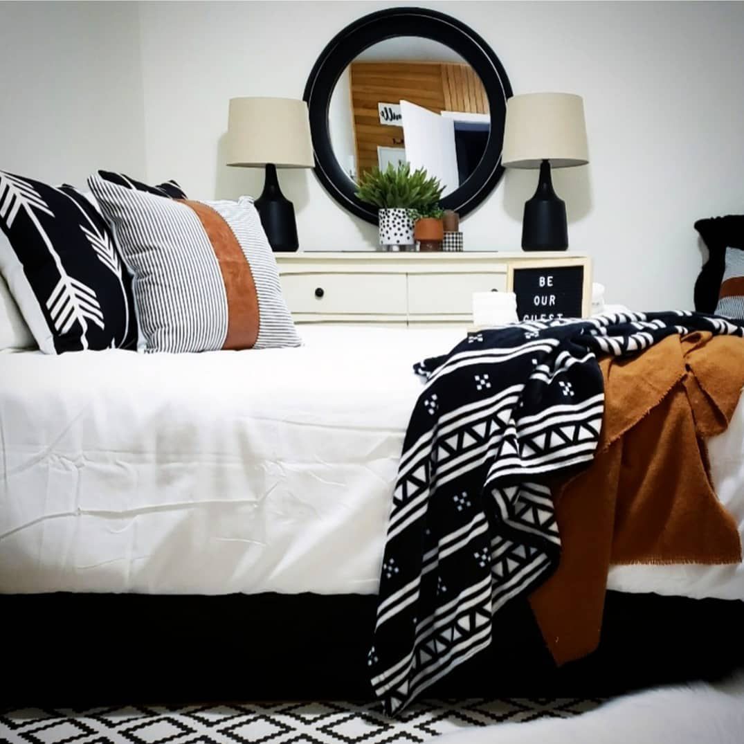 Schwarz -weißes Schlafzimmer mit Leder