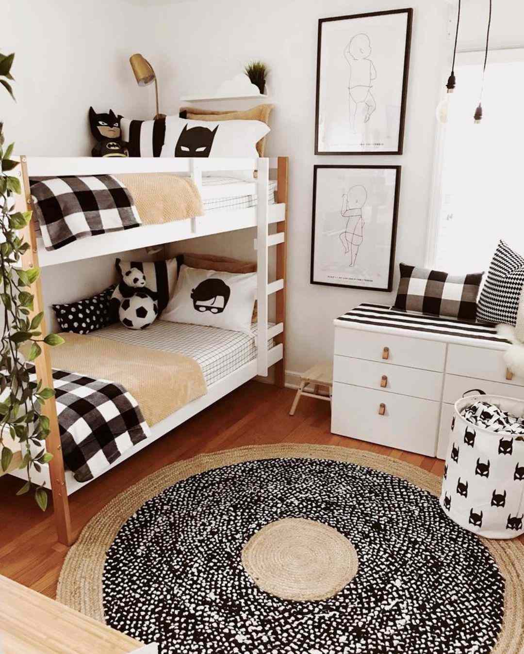 Schwarz -Weiß -Kinder Schlafzimmer mit karierten Kissen