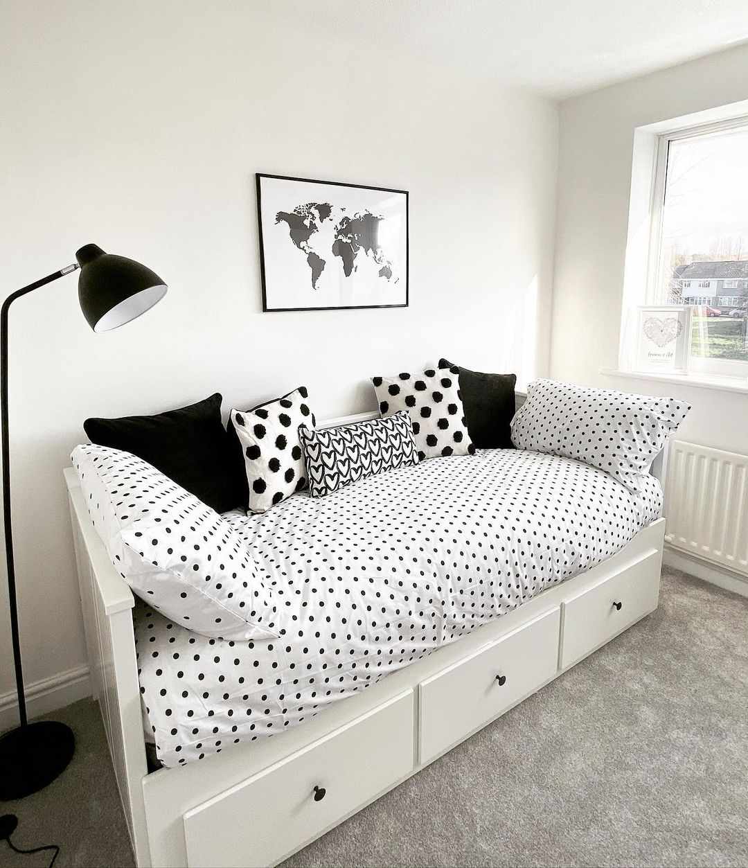 Wunderliches Schwarz -Weiß -Schlafzimmer