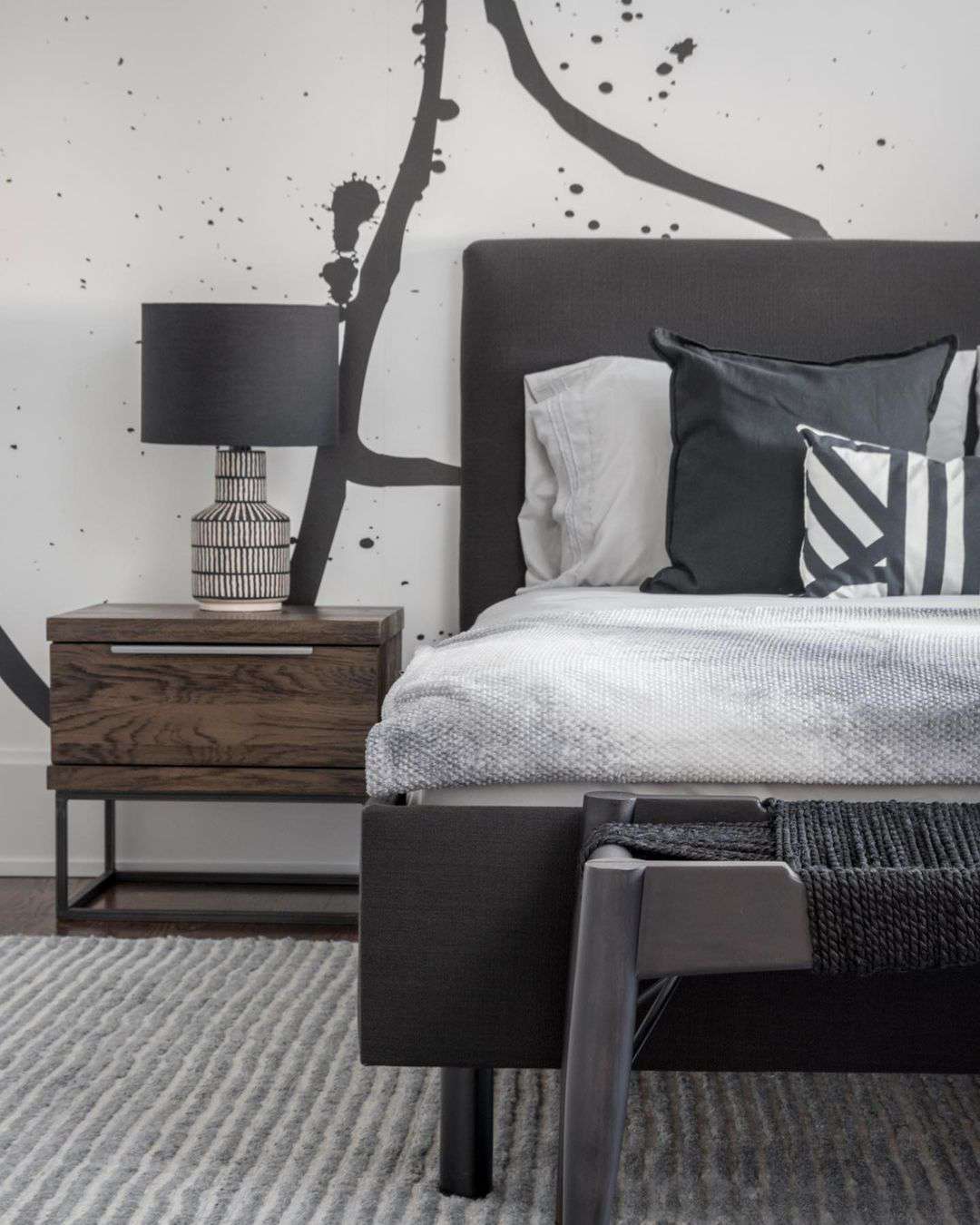 zeitgenössisches Schwarz -Weiß -Schlafzimmer