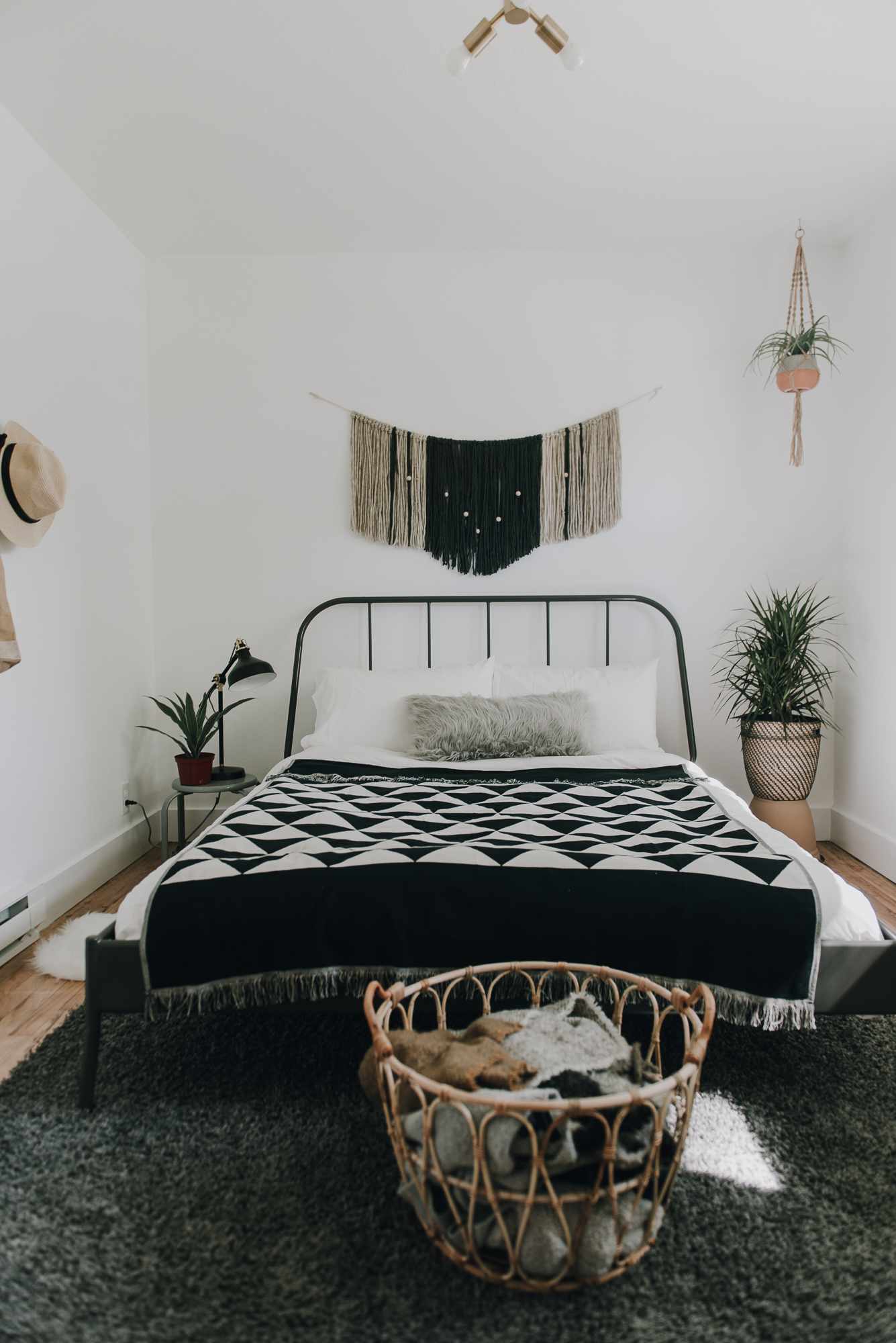 Boho -Stil schwarz -weißes Schlafzimmer