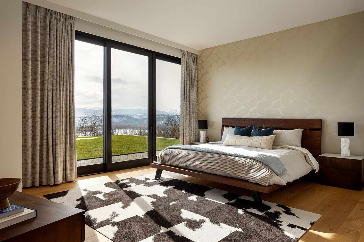 Schlankes schwarz -weißes Schlafzimmer