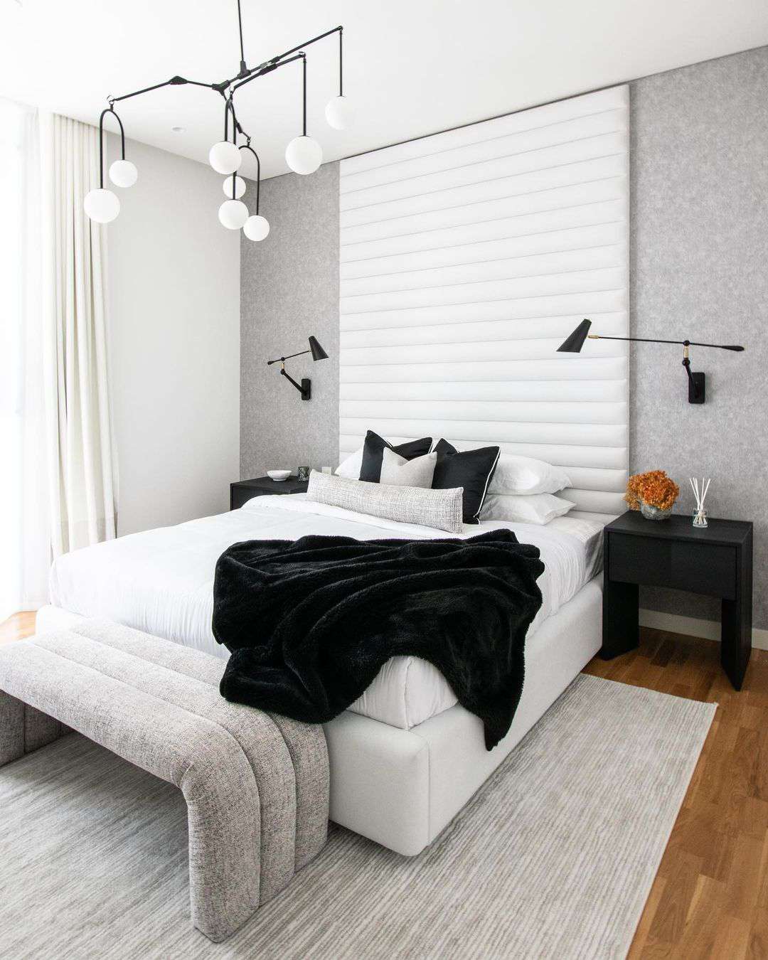 modernes und einfaches Schwarz -Weiß -Schlafzimmer