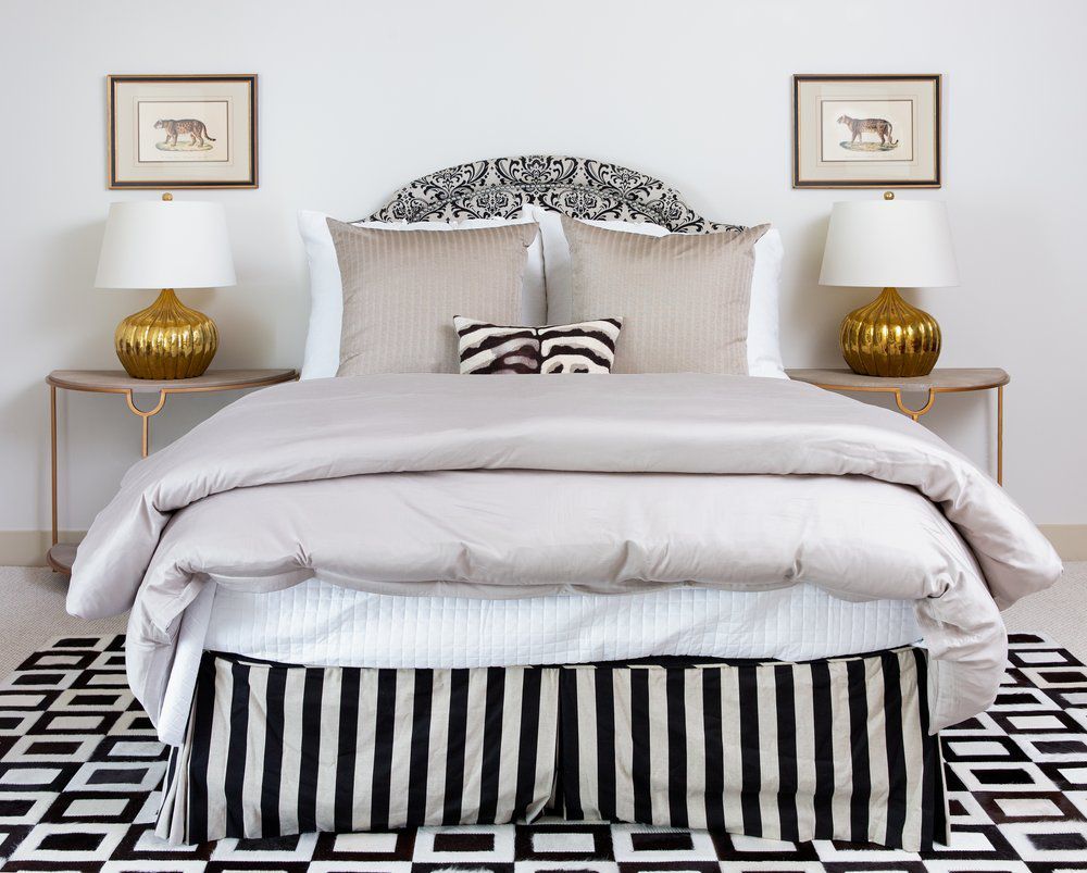 Schwarz -weißes Schlafzimmer mit Mustermischung