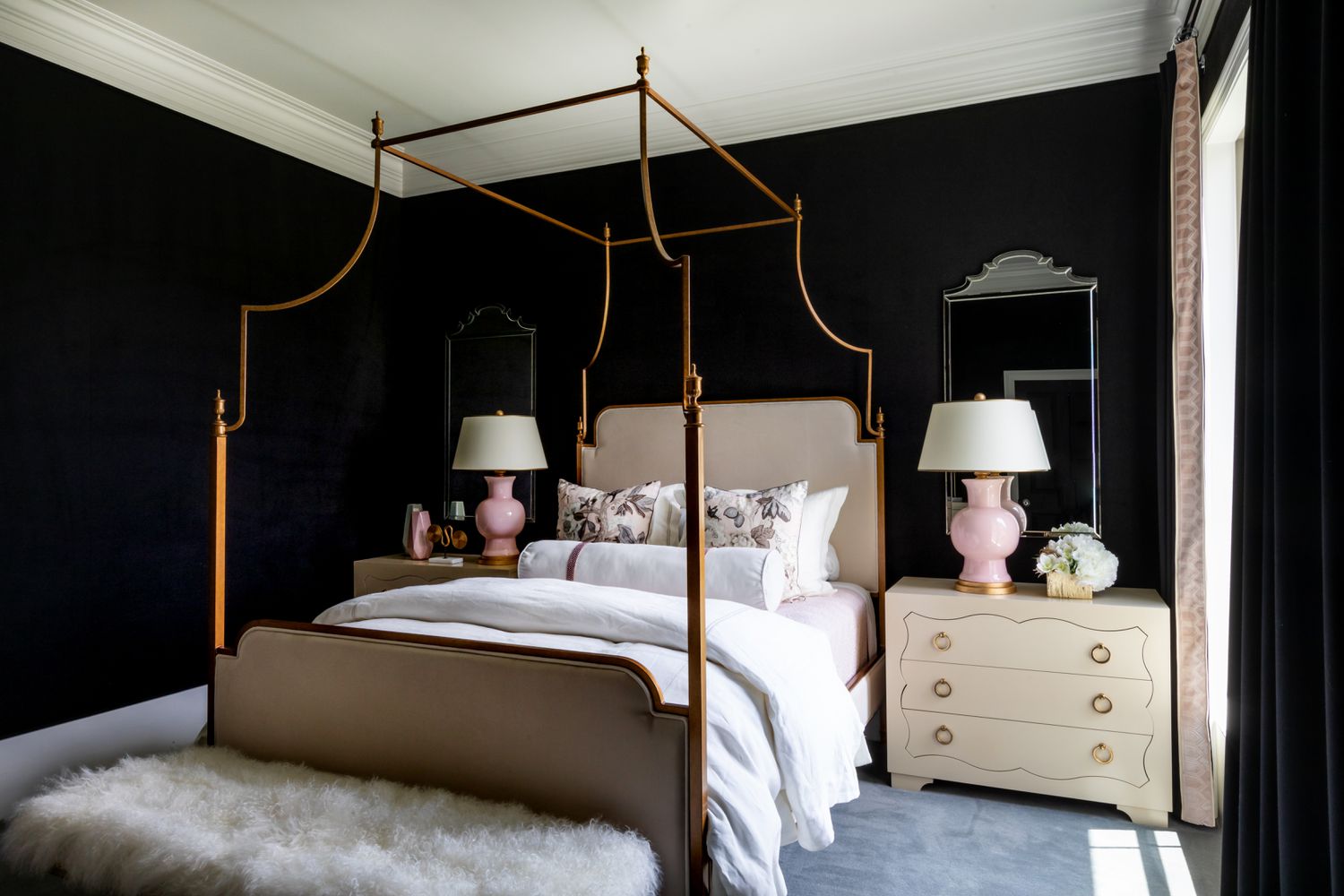 Schwarz -weißes Schlafzimmer mit glamourösen Elementen