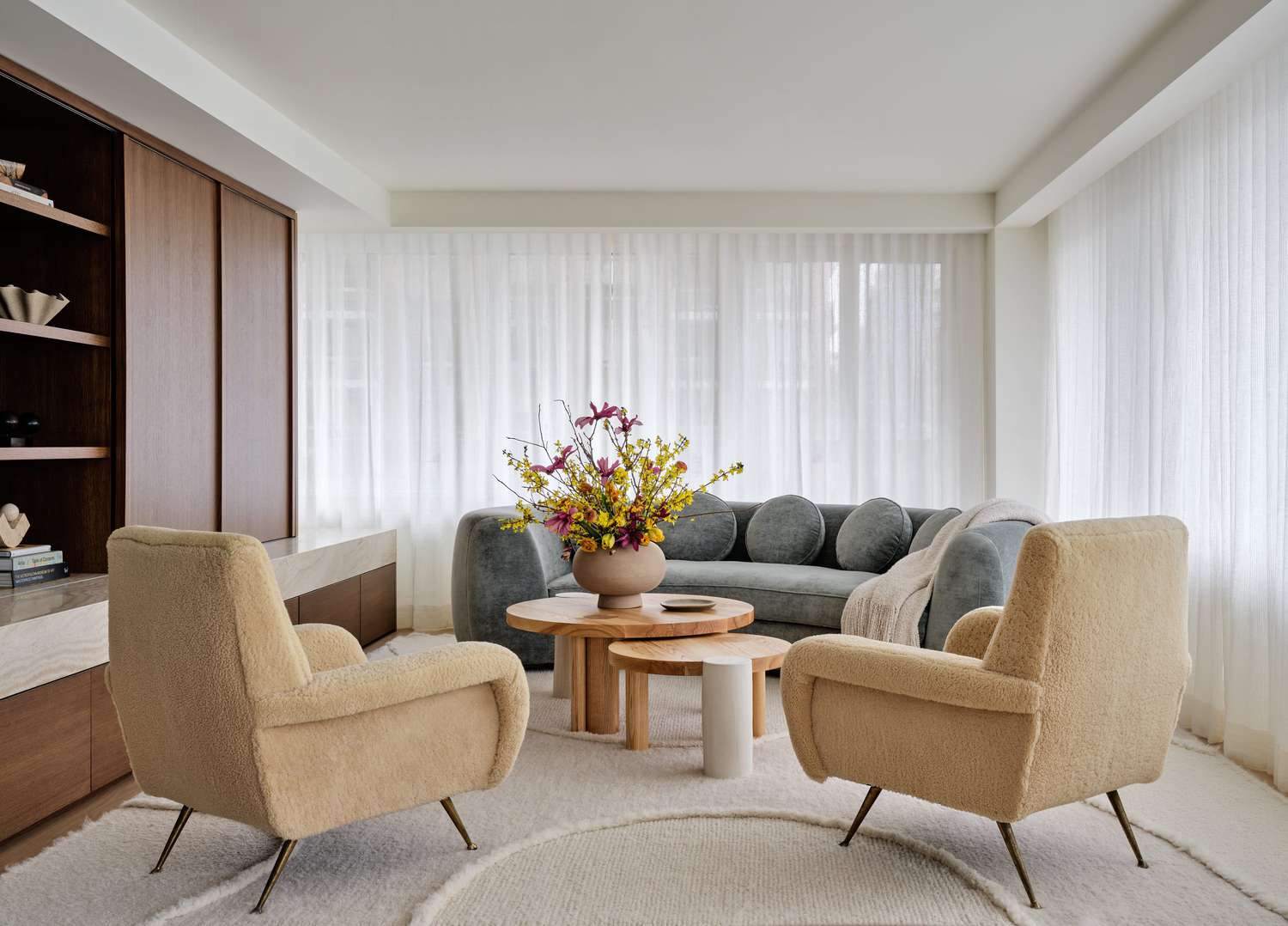 So stylen Sie einen runden Couchtisch wie ein professioneller Designer 18 wie man runde nistende Kaffeetische dekoriert