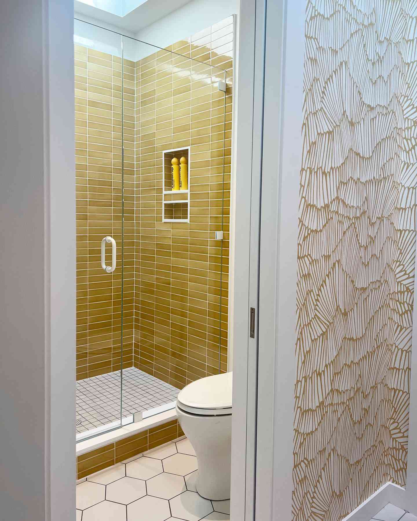 Badezimmer mit gelber Fliesen