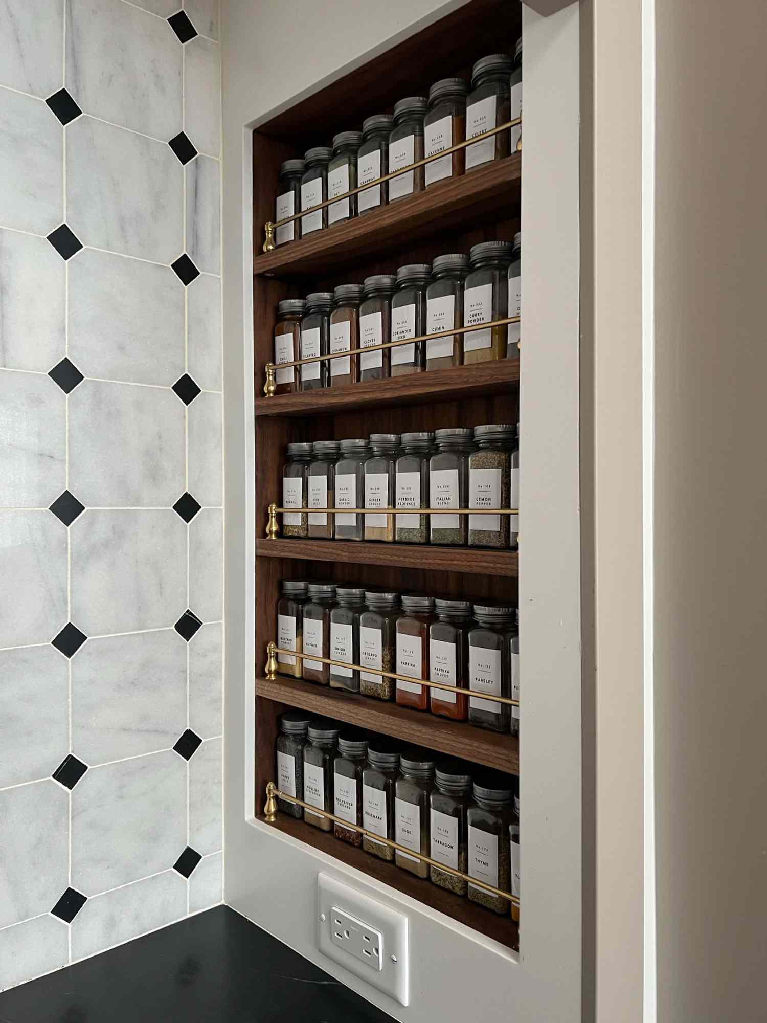 20 DIY Gewürzregal -Ideen, um Unordnung ein für alle Mal loszuwerden 28 Ein DIY -Gewürzregal aus Holz und Messing