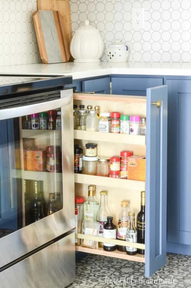 20 DIY Gewürzregal -Ideen, um Unordnung ein für alle Mal loszuwerden 8 Ein DIY-Auszugsgewürzschrankschrank