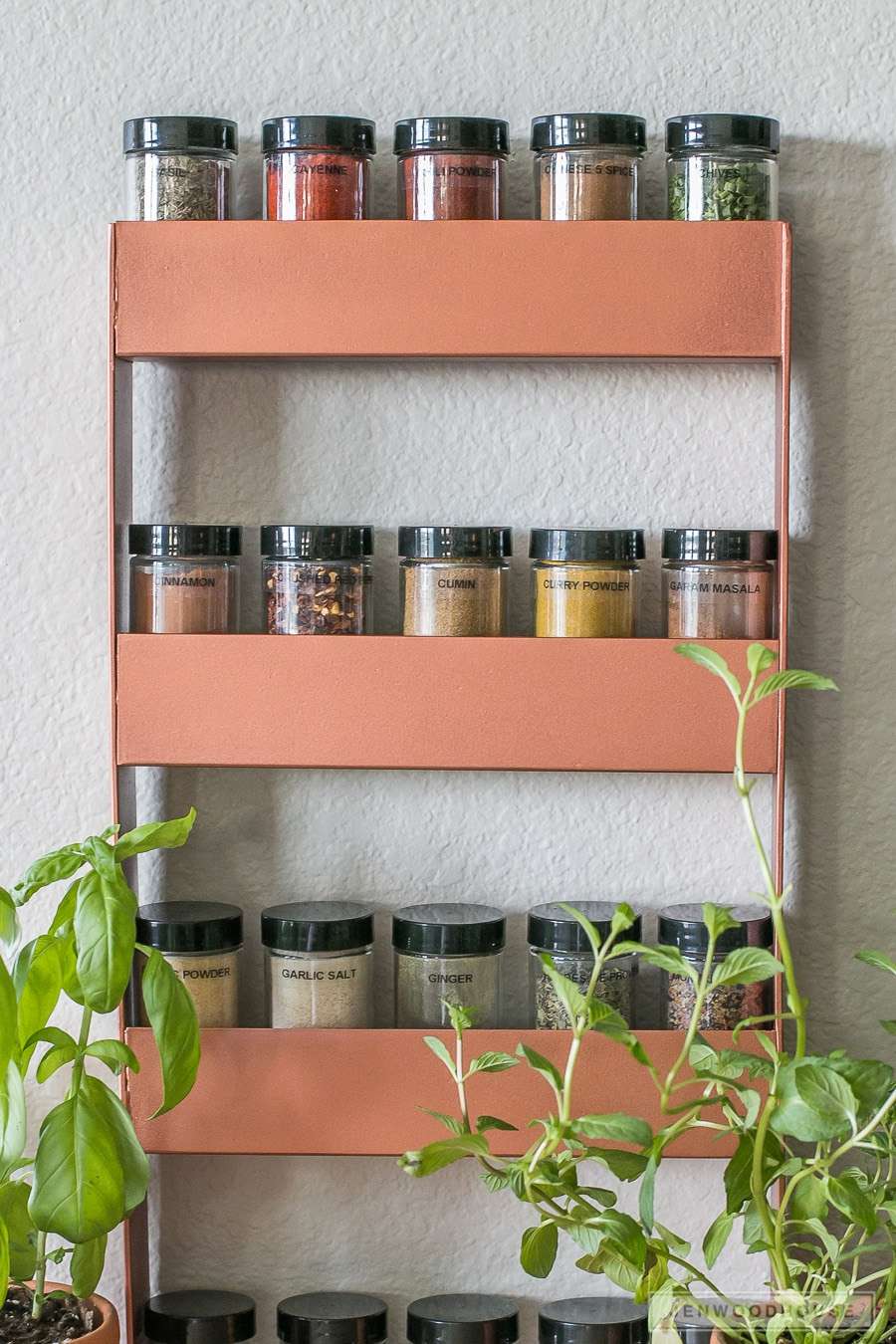 20 DIY Gewürzregal -Ideen, um Unordnung ein für alle Mal loszuwerden 32 Ein Kupfer -DIY -Gewürzregal