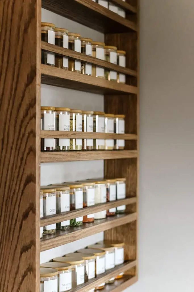 20 DIY Gewürzregal -Ideen, um Unordnung ein für alle Mal loszuwerden 30 Ein DIY -Gewürzregal, der an der Wand hängt