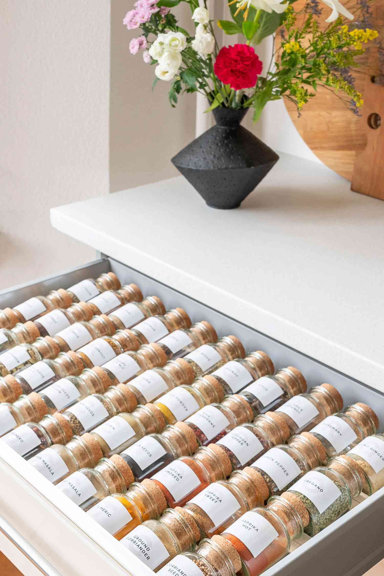 20 DIY Gewürzregal -Ideen, um Unordnung ein für alle Mal loszuwerden 12 Ein Organizer für hölzerne DIY -Gewürzregalschubladenschubladen