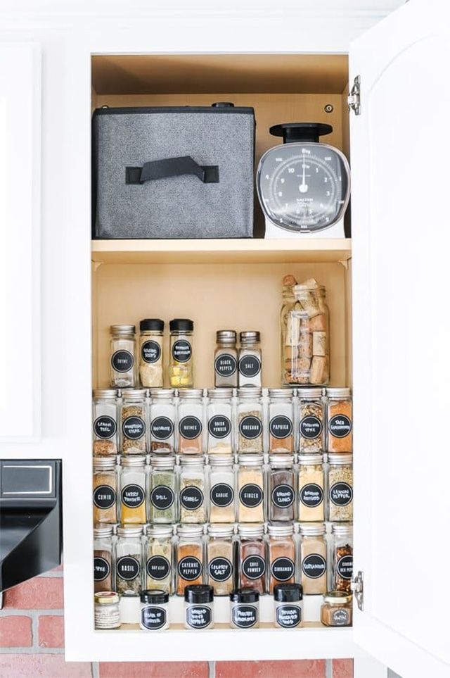 20 DIY Gewürzregal -Ideen, um Unordnung ein für alle Mal loszuwerden 10 Ein abgestufter DIY -Gewürzregal