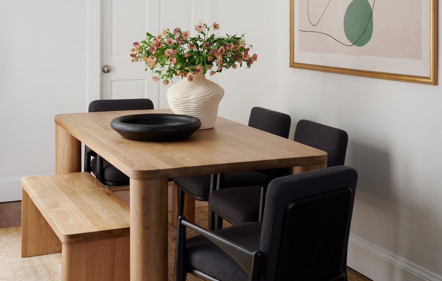 1739181052 6 einfache Moeglichkeiten um ein kleines Esszimmer groesser aussehen zu