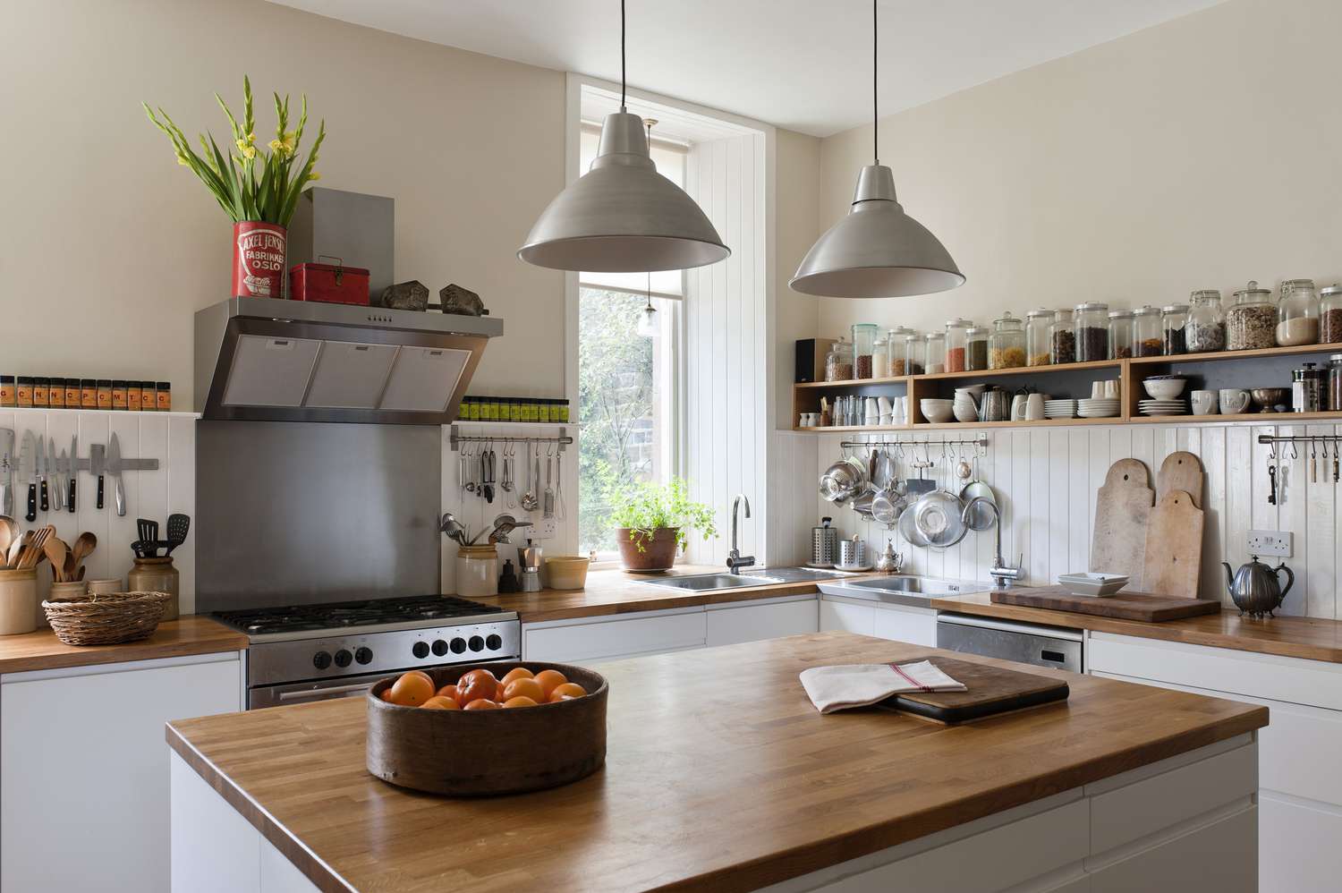 Designer haben gesprochen: Diese Küchenmerkmale sind immer Schandflecken 10 Geräumige Küche mit offener Regale und soliden Eichenflächen. Die Anhängerlichter und Einheiten stammen beide von IKEA