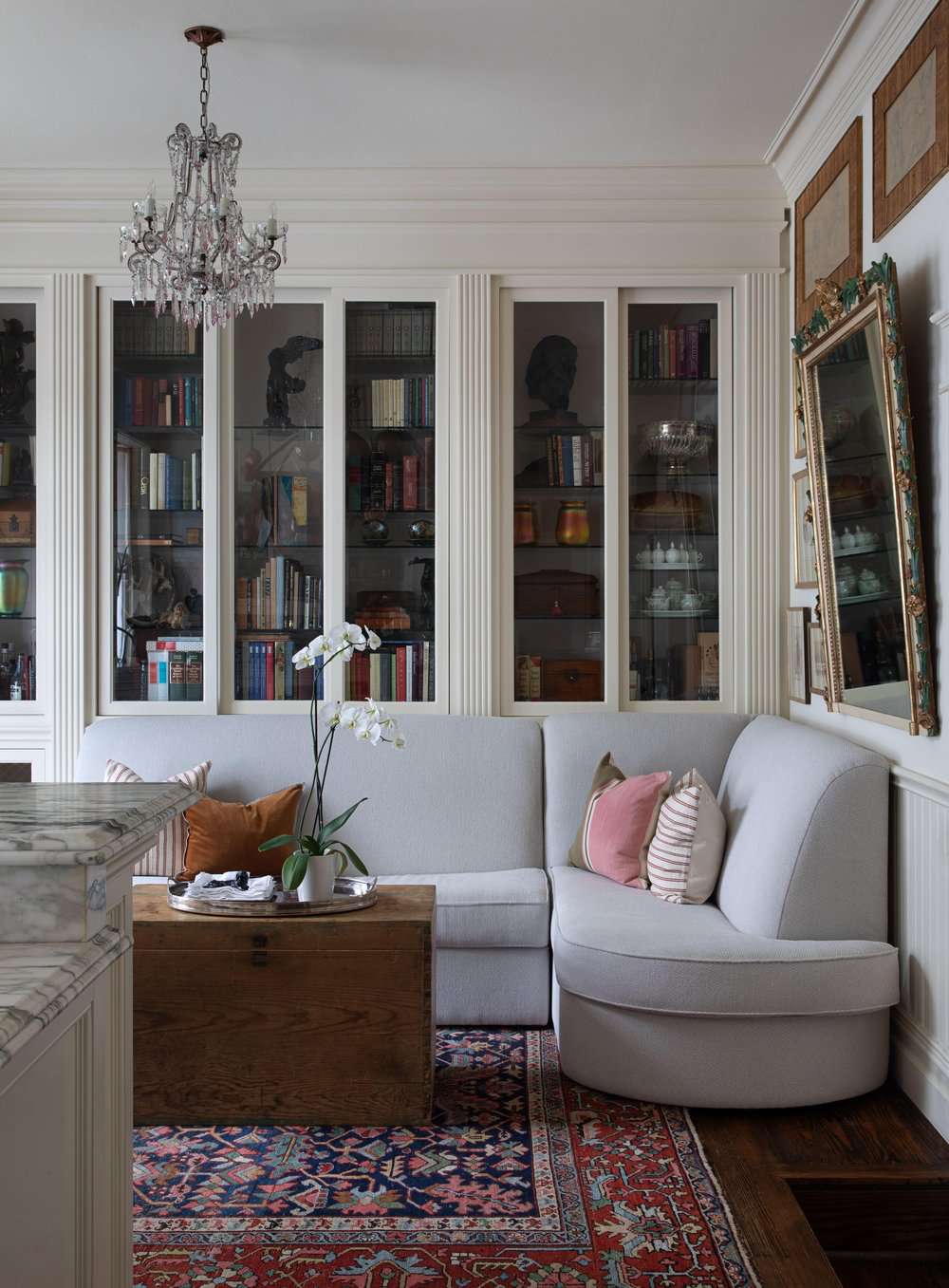 12 Fehler, die Sie beim Kauf Ihres nächsten Teppichs vermeiden sollten, so Designer 4 Vintage -Stil Teppich im Wohnzimmer