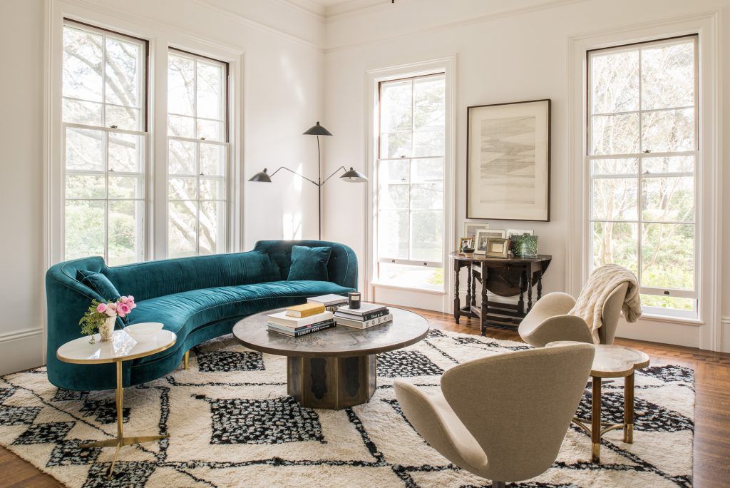 7 Leichte Möglichkeiten, um ein kleines Wohnzimmer größer aussehen zu lassen 8 Kleines Wohnzimmer mit blaugrünem Sofa und gemusterten Teppich