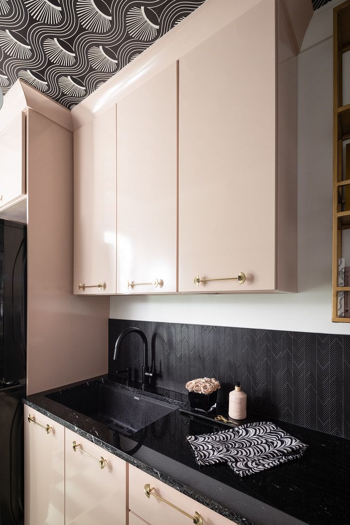5 Unterschätzte Farben Farben Designer verwenden immer in Küchen (und Sie sollten auch) 6 Weiche rosa Schränke in einer modernen Küche,