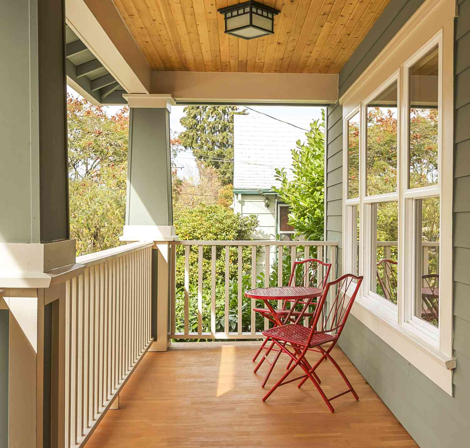 Eine Veranda mit einer Holzdecke