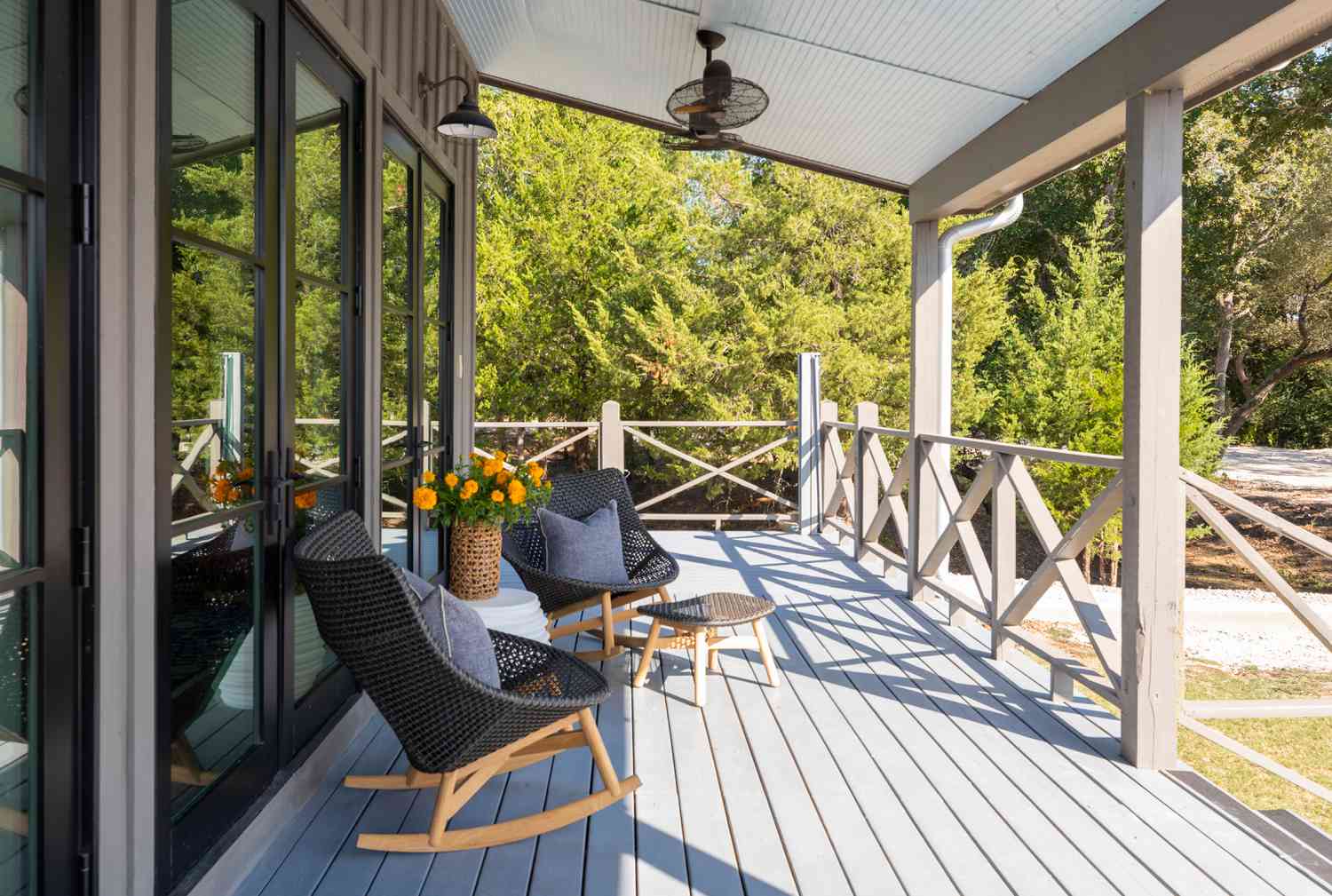 Vintage -Lüfter hängen an einer Veranda -Decke