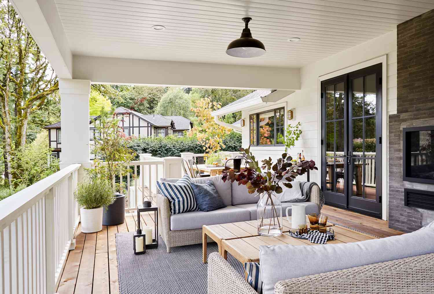 Wohnzimmer im Freien unter einer Markise auf der Veranda