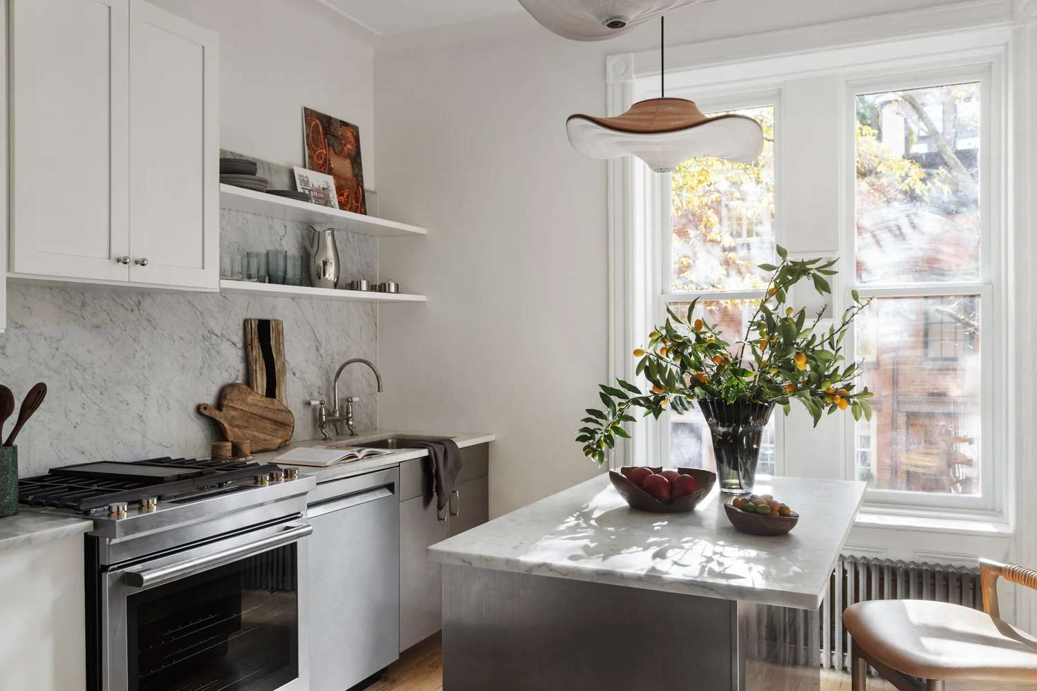 Wie man eine Designerküche bekommt, ohne die Bank zu brechen, so Decor Profis 4 Helle luftige Küche mit Statement -Lichtanhänger
