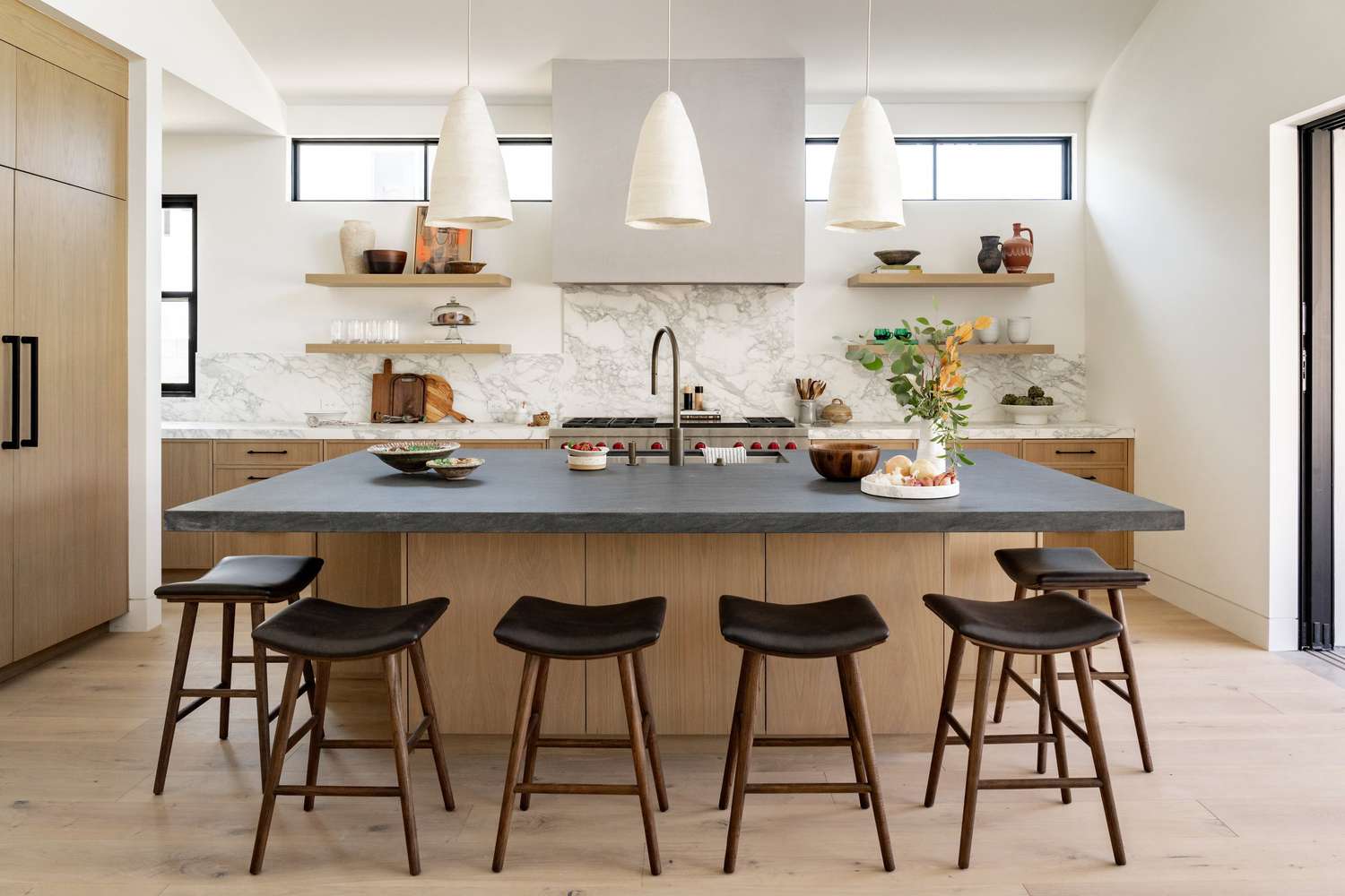 Wie man eine Designerküche bekommt, ohne die Bank zu brechen, so Decor Profis 8 Weiße und Holzküche mit grauen und schwarzen Akzenten