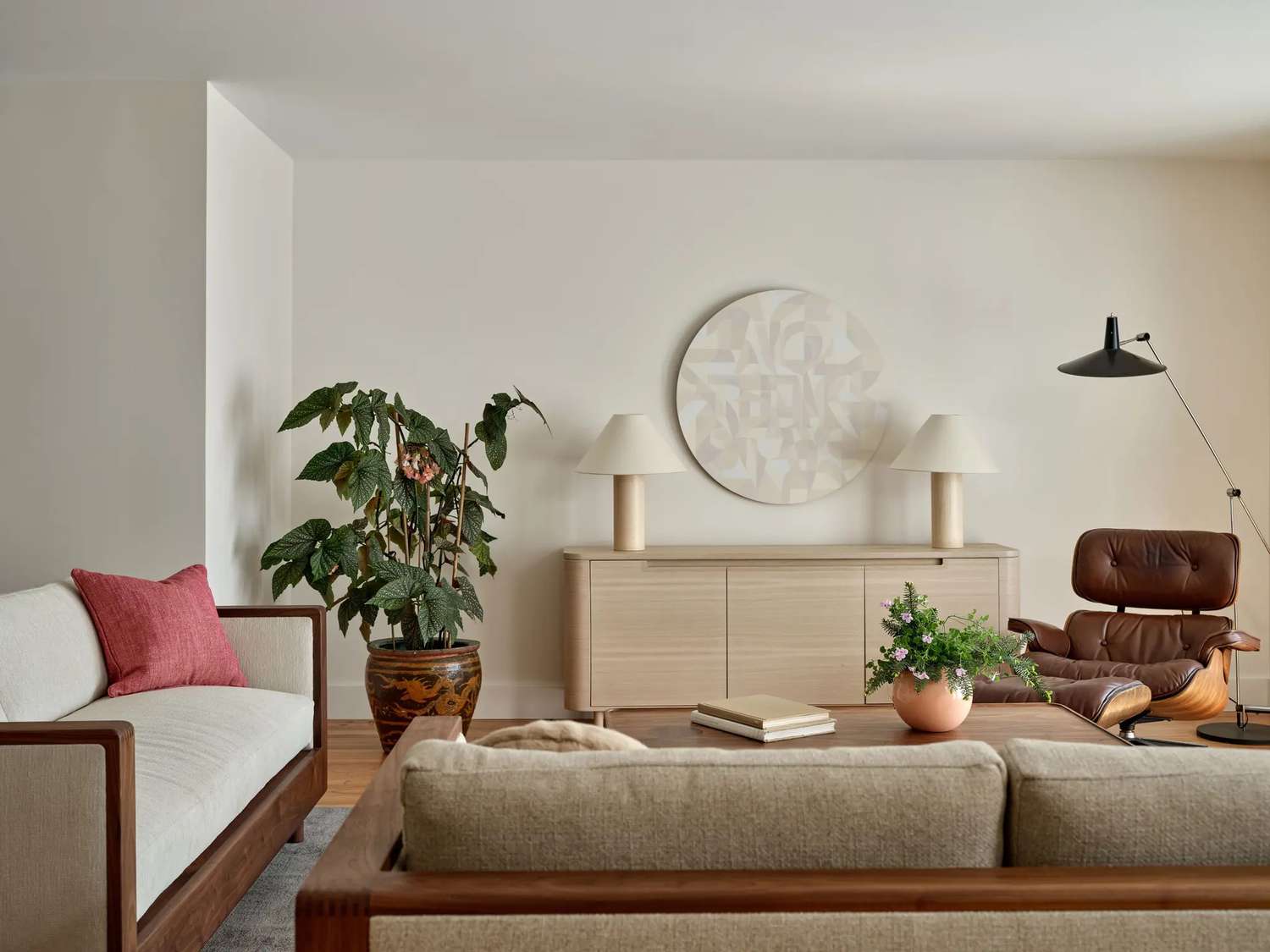 Was sind neutrale Farben? 6 Farbpaletten direkt von unseren Lieblingsdesigner 8 neutraler Beige und braunes Wohnzimmer