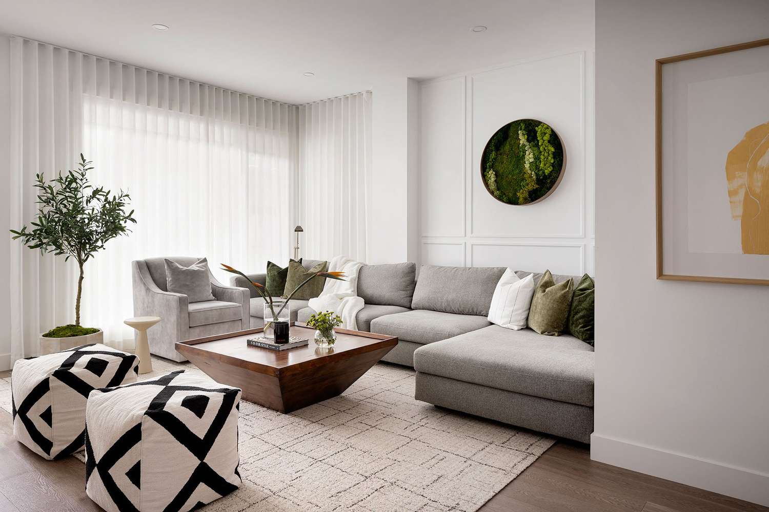 Was sind neutrale Farben? 6 Farbpaletten direkt von unseren Lieblingsdesigner 20 Neutrales Wohnzimmer mit natürlichem Grün dekoriert