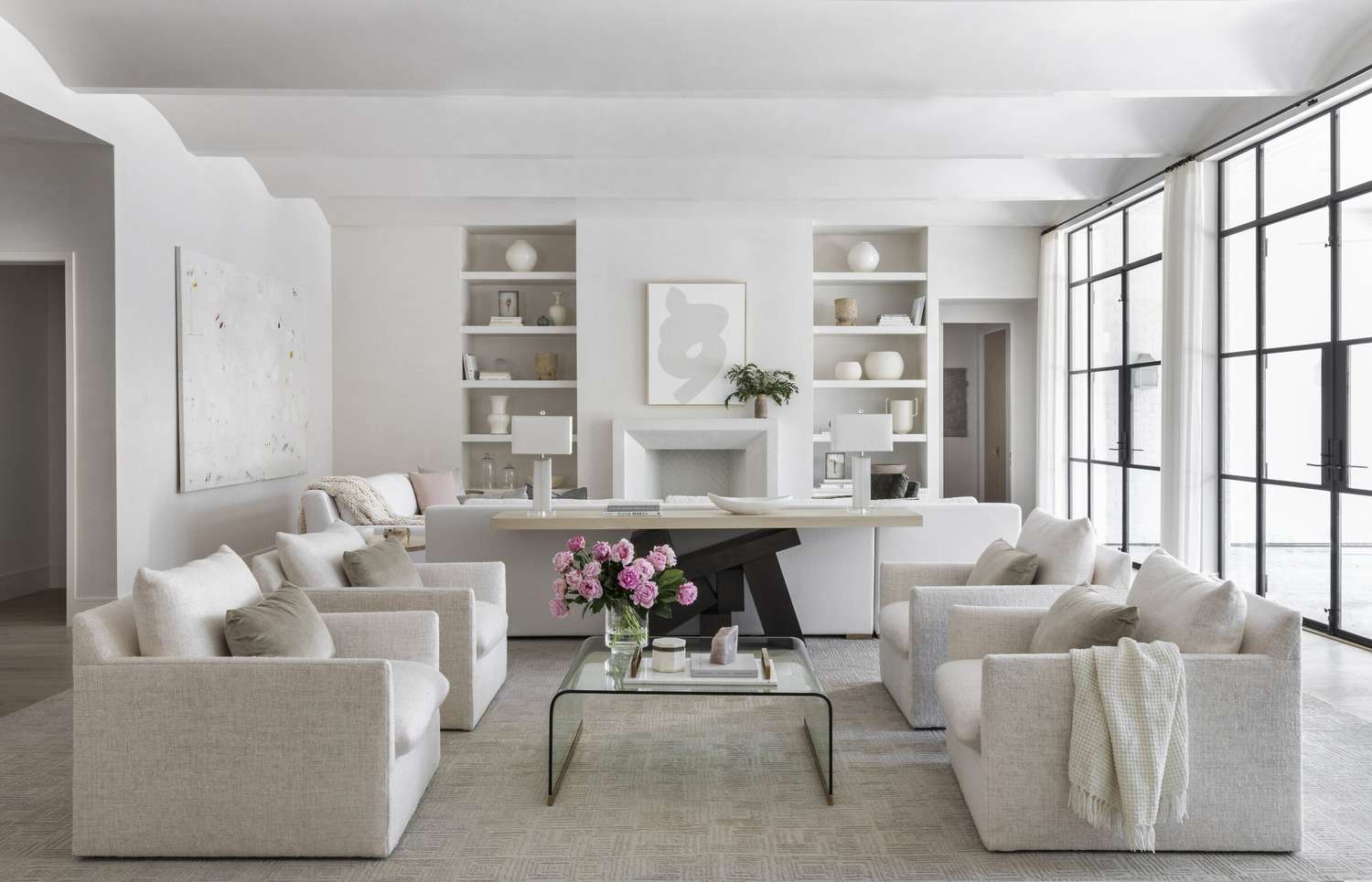 Was sind neutrale Farben? 6 Farbpaletten direkt von unseren Lieblingsdesigner 2 Wohnzimmer mit neutralen Farben dekoriert